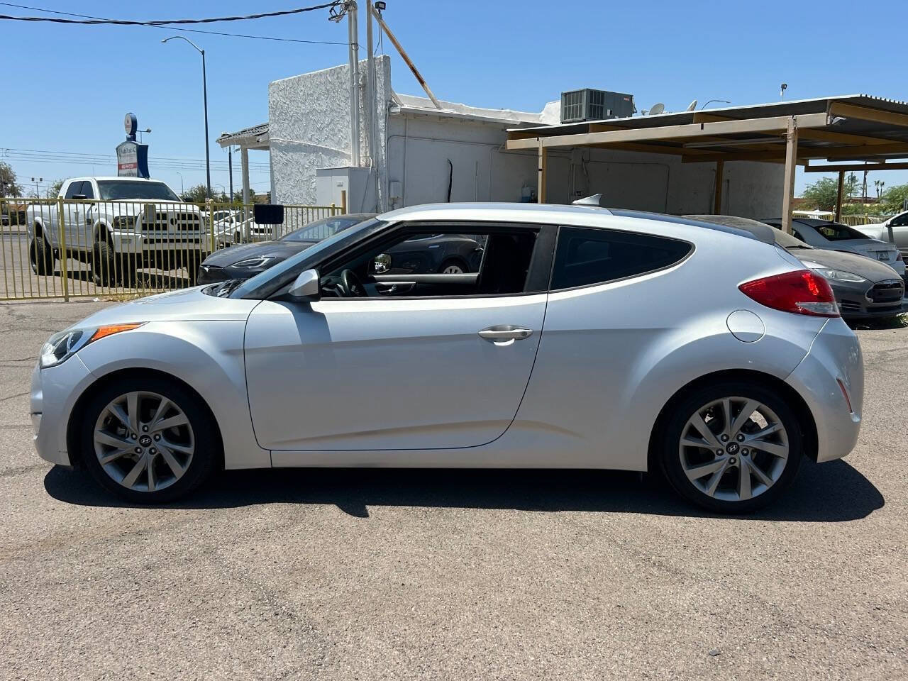 Used 2017 Hyundai Veloster FWD image 6