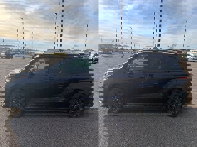 Used 2025 Toyota Sienna XSE image 3