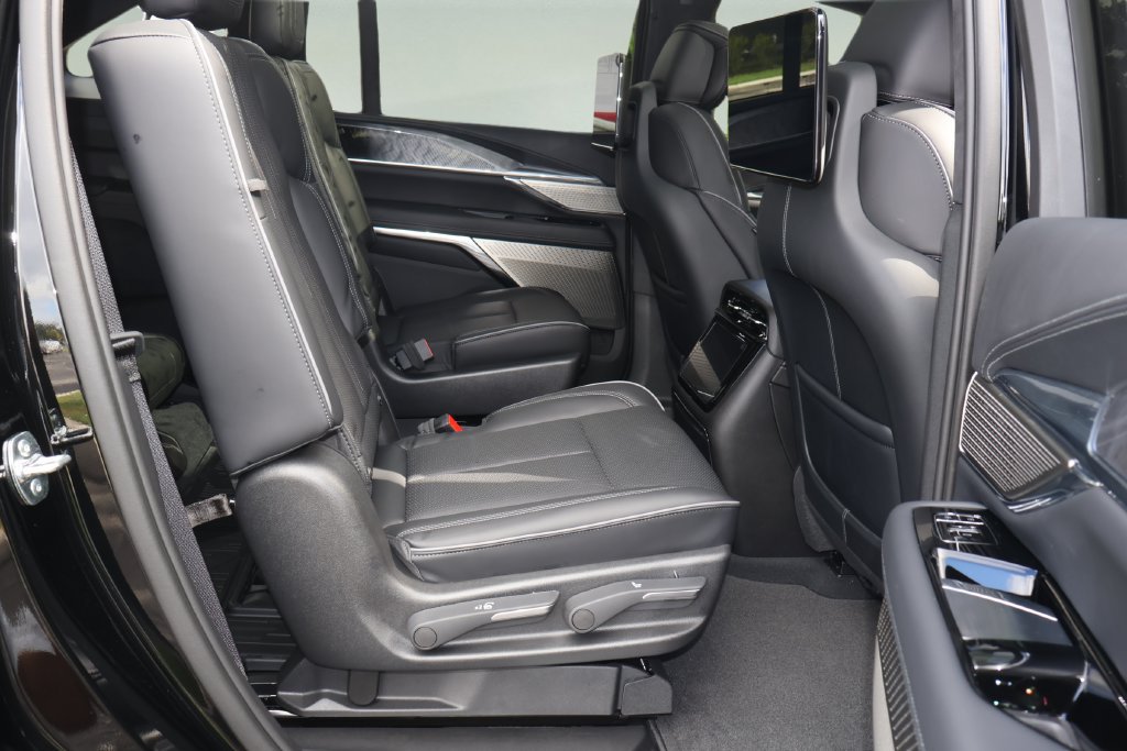 New 2026 Cadillac Escalade IQ Luxury 2 w/ LPO, Floor Liner Package AWD/4WD image 18