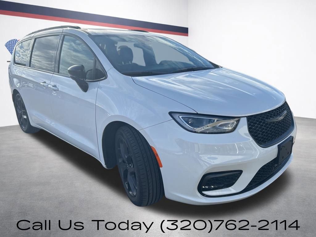 Used 2025 Chrysler Pacifica Limited FWD image 3