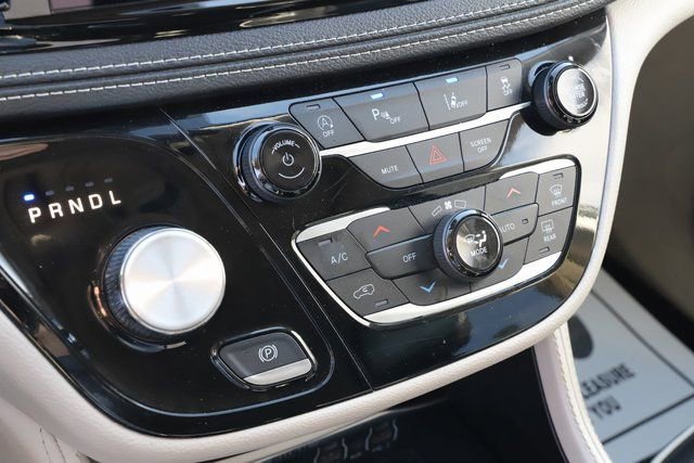 Used 2024 Chrysler Pacifica Limited FWD image 32