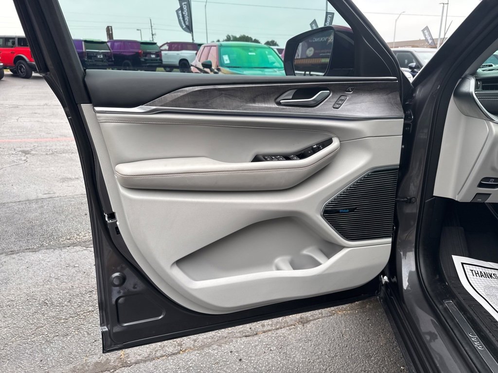 Used 2022 Jeep Grand Cherokee Overland w/ Luxury Tech Group IV image 12