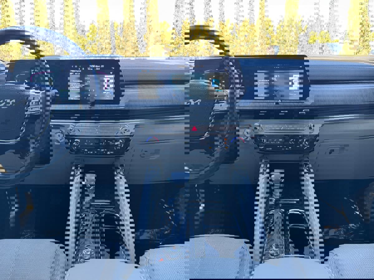 Used 2024 Kia Telluride EX w/ EX Captain's Chair Package image 15