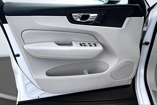 Used 2023 Volvo XC60 B5 Plus image 20