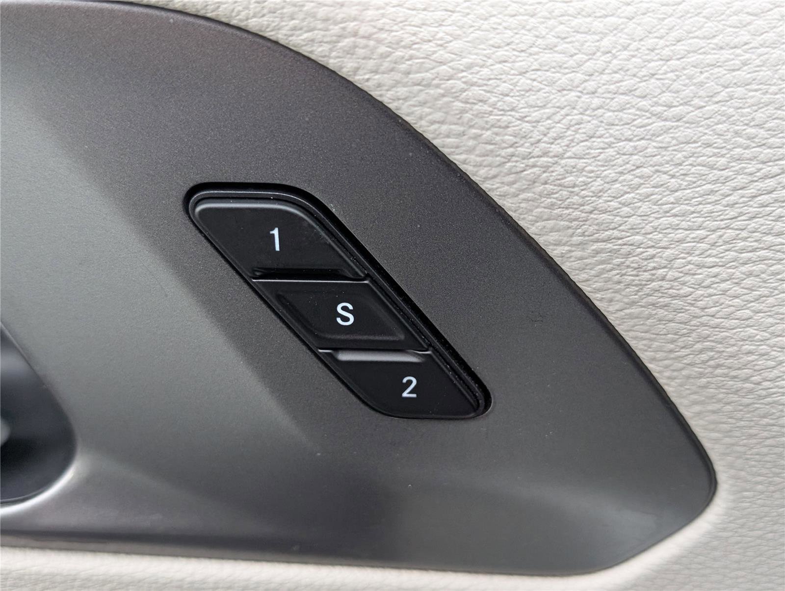 Used 2024 Chrysler Pacifica Touring-L image 18