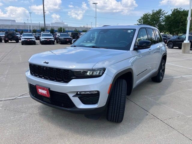 Certified 2023 Jeep Grand Cherokee Limited w/ Luxury Tech Group II AWD/4WD image 3