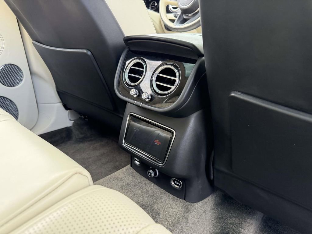 Used 2022 Bentley Bentayga AWD/4WD image 16