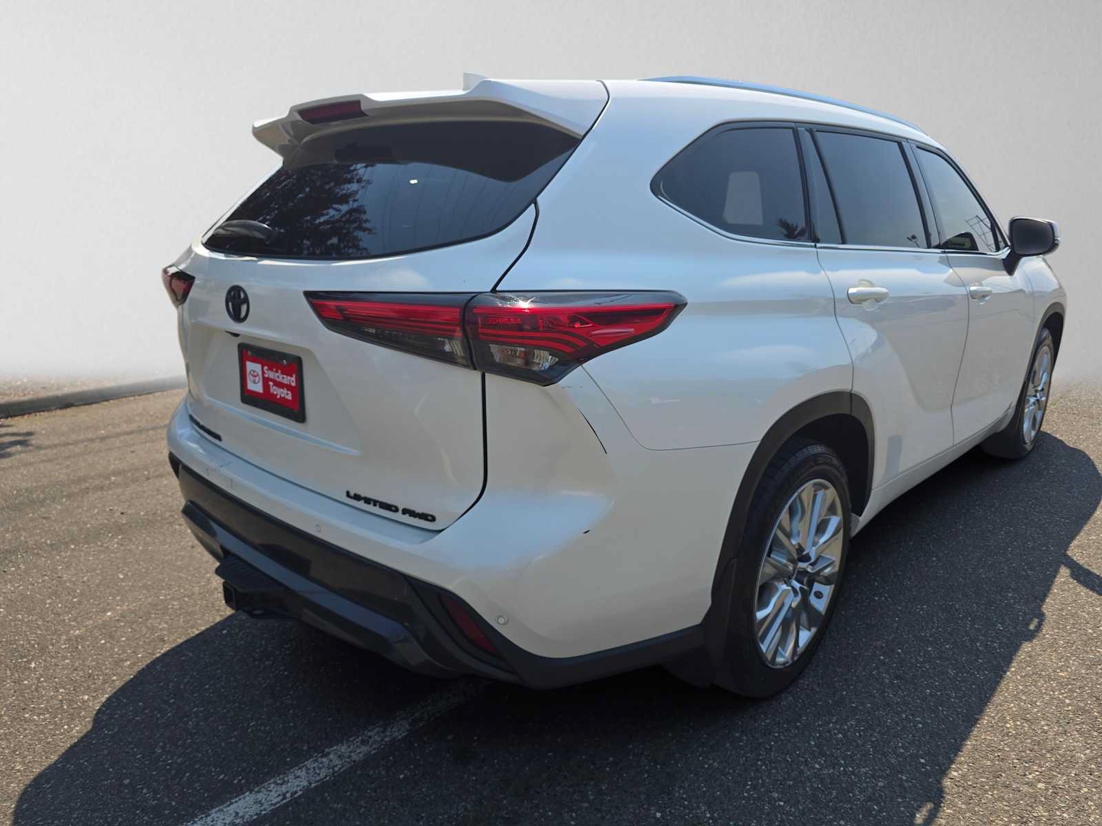 Used 2021 Toyota Highlander Limited AWD/4WD image 3