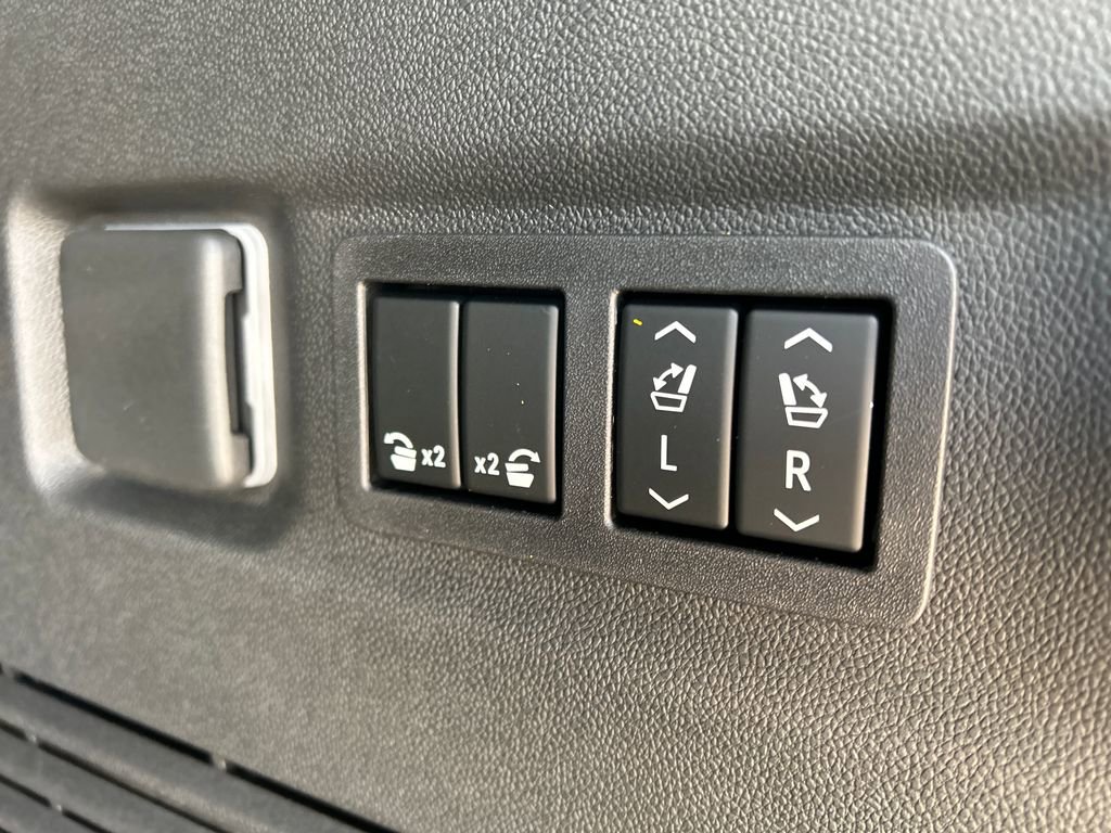 New 2026 GMC Yukon XL AT4 image 47