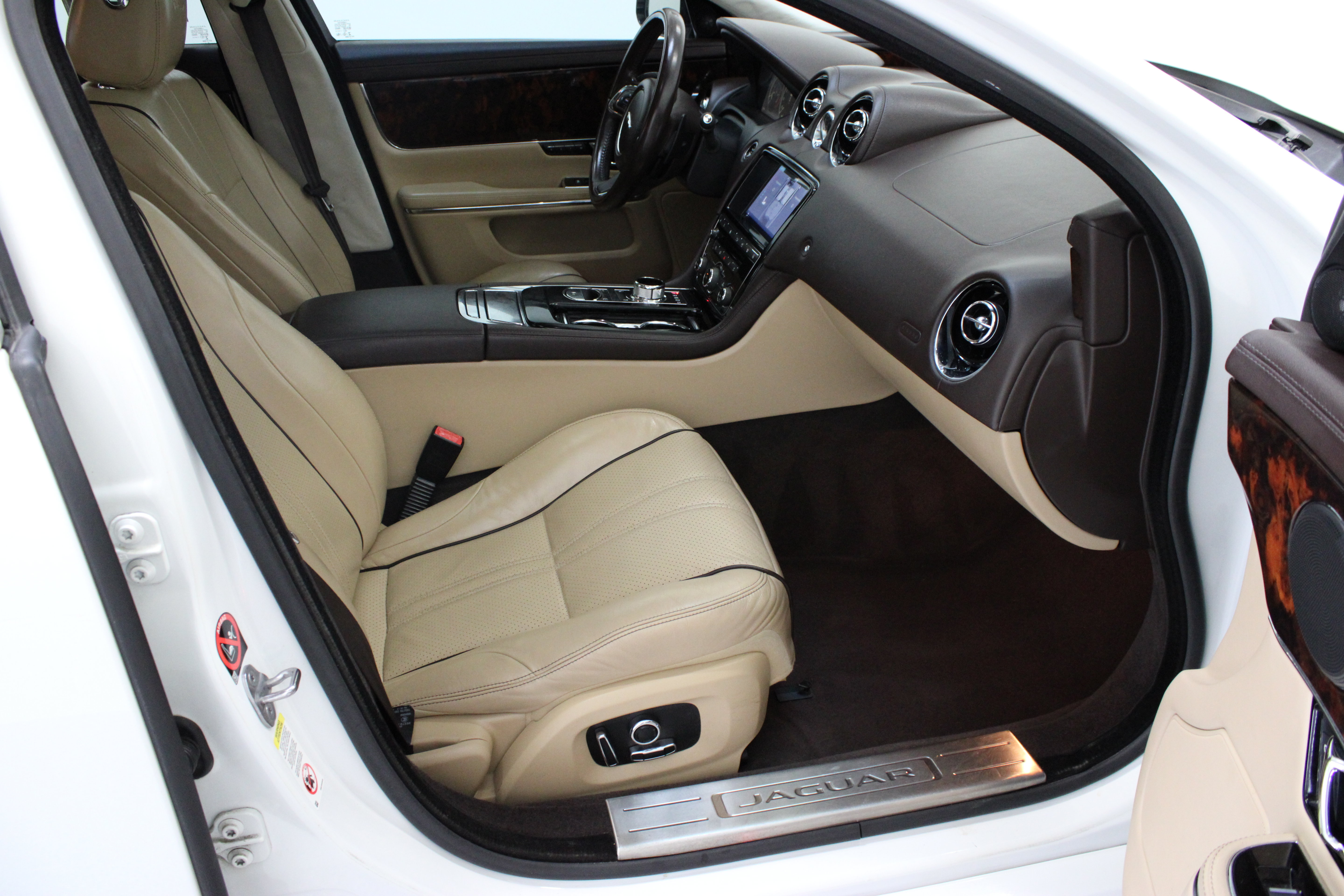 Used 2016 Jaguar XJ R-Sport RWD image 40