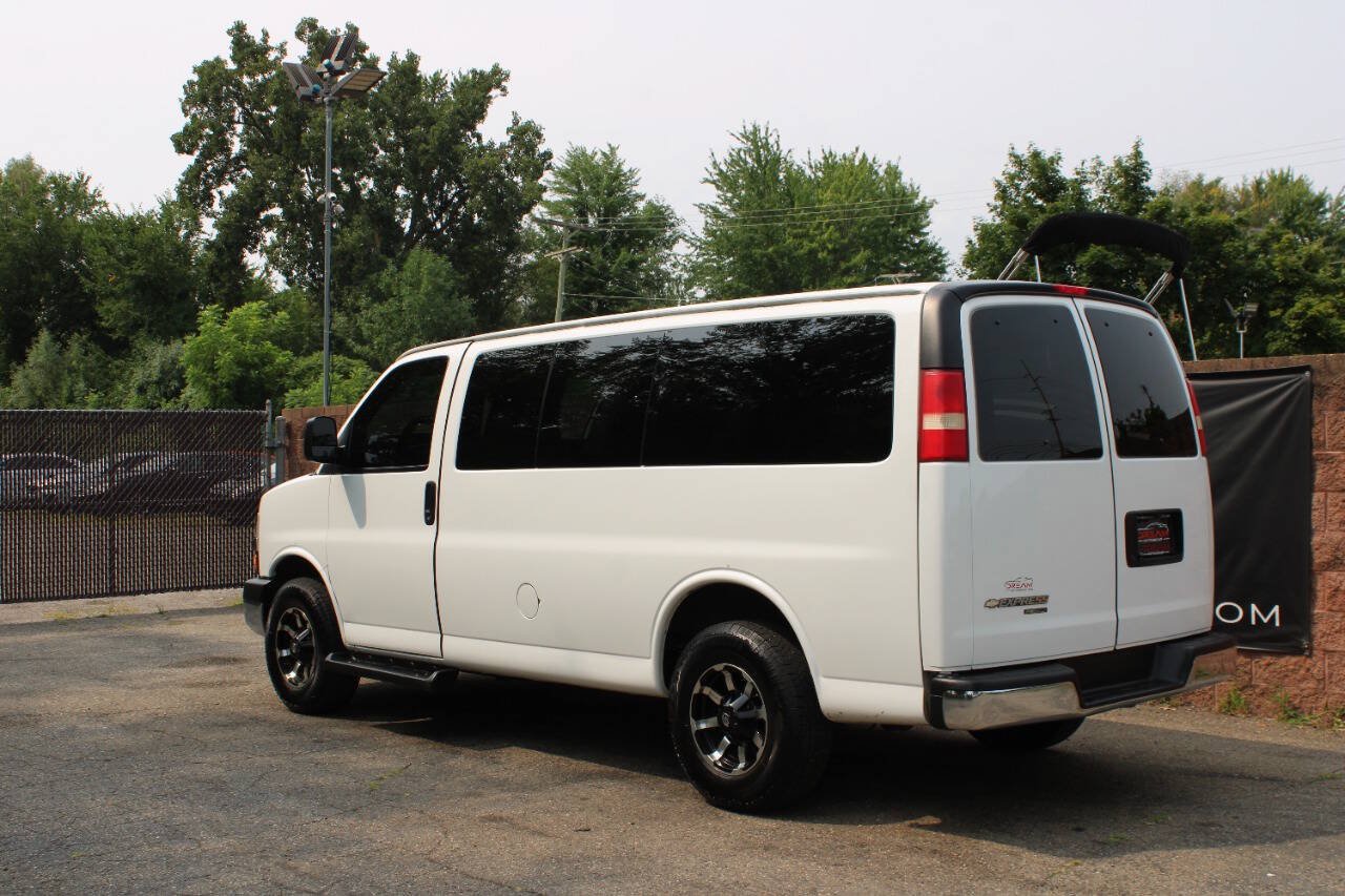 Used 2015 Chevrolet Express 2500 LT w/ LT Preferred Equipment Group RWD image 3