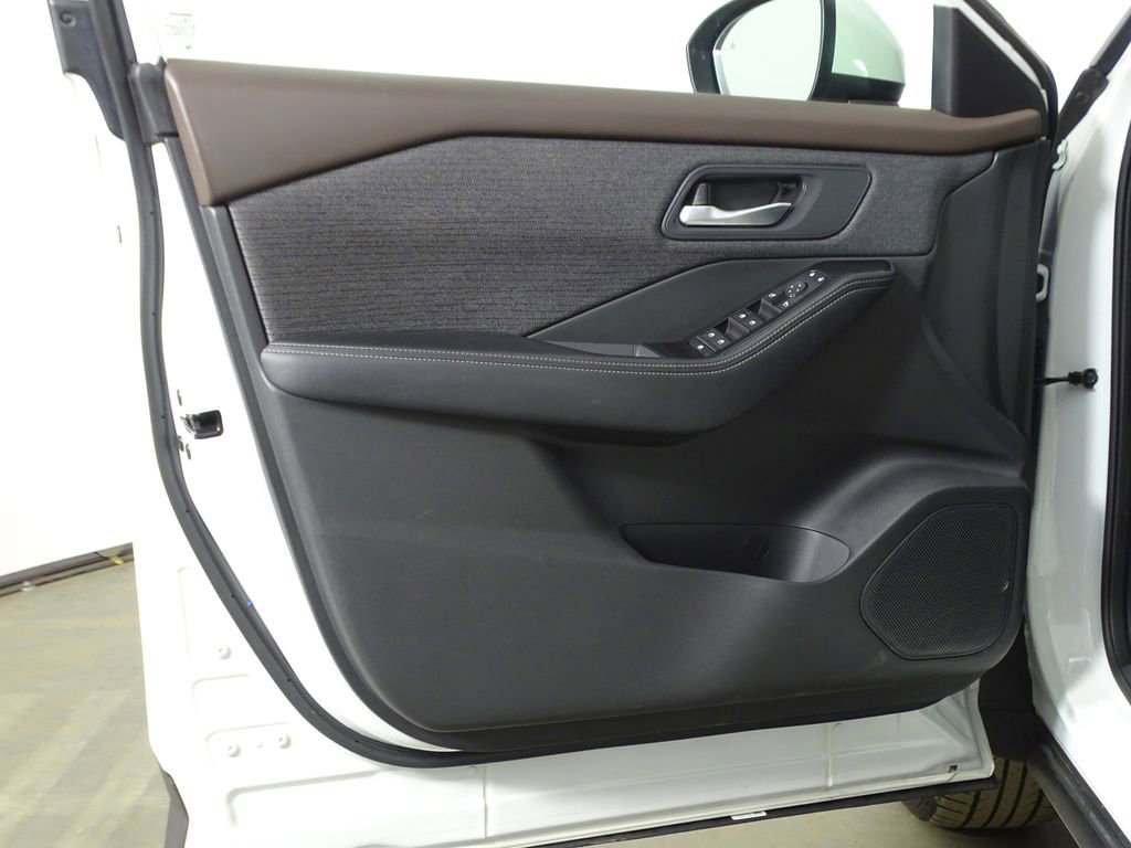 Used 2023 Nissan Rogue SV image 16