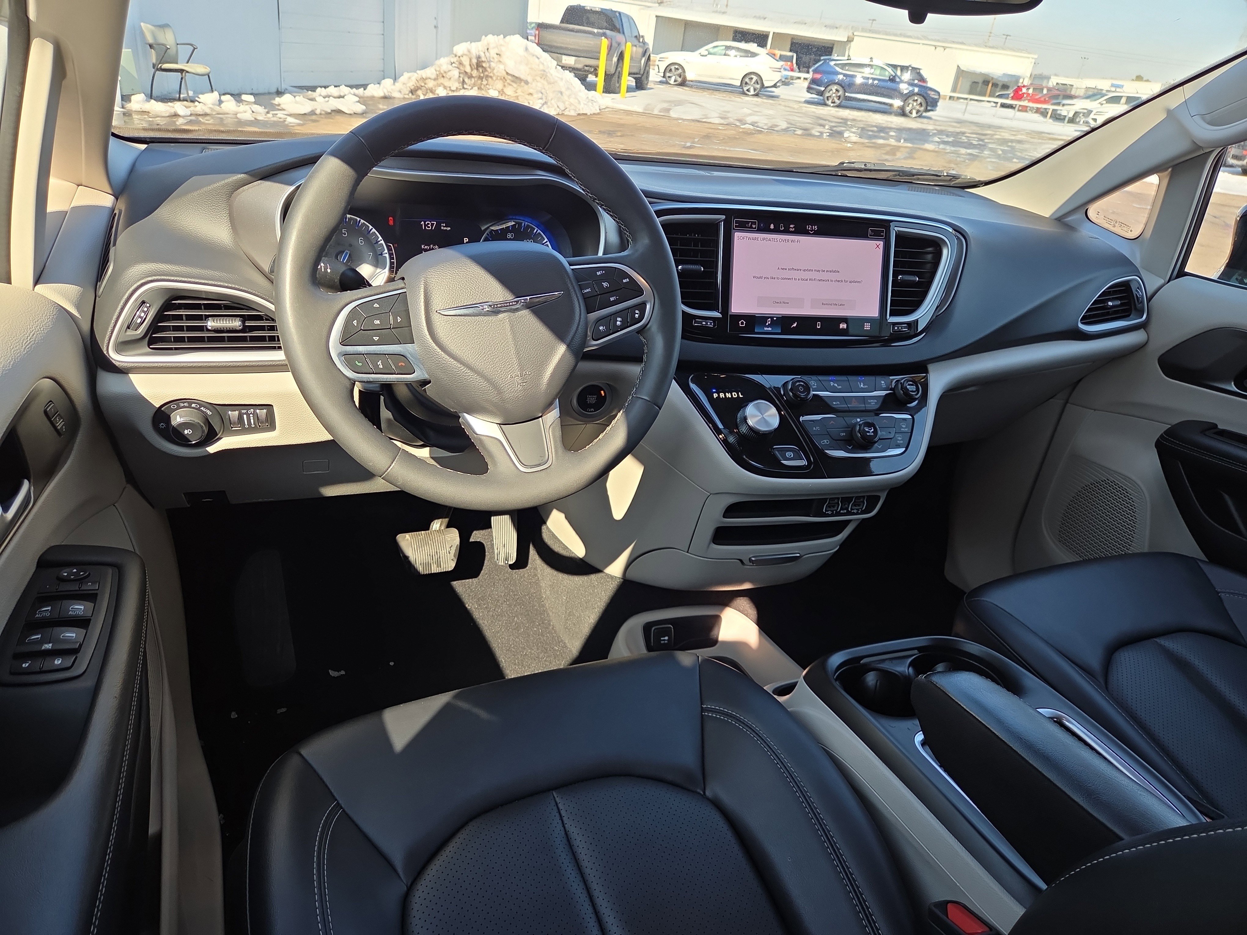 Used 2024 Chrysler Pacifica Touring-L image 8