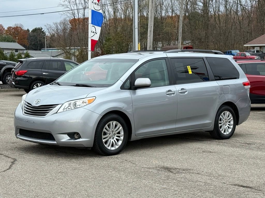 Used 2013 Toyota Sienna XLE image 1