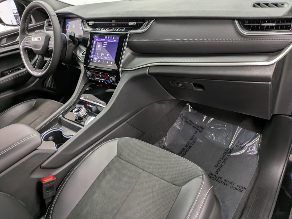 Used 2025 Jeep Grand Cherokee Altitude image 29