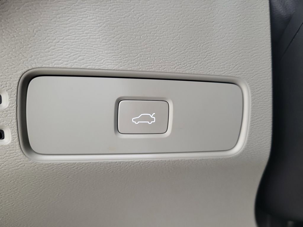 Certified 2023 Volvo XC40 B4 Plus w/ Driver Assist Package image 32