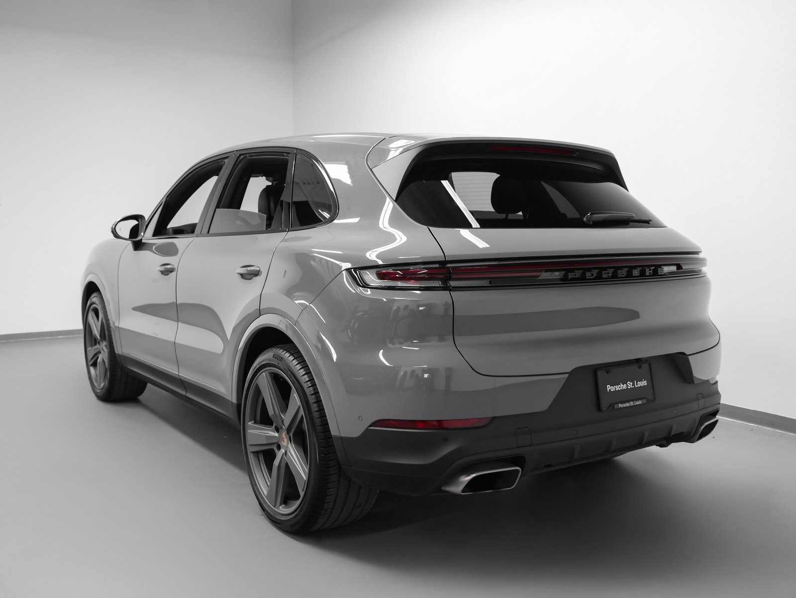 Used 2025 Porsche Cayenne image 3