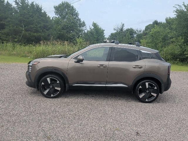 Used 2025 Nissan Kicks SR w/ SR Premium Package FWD image 2