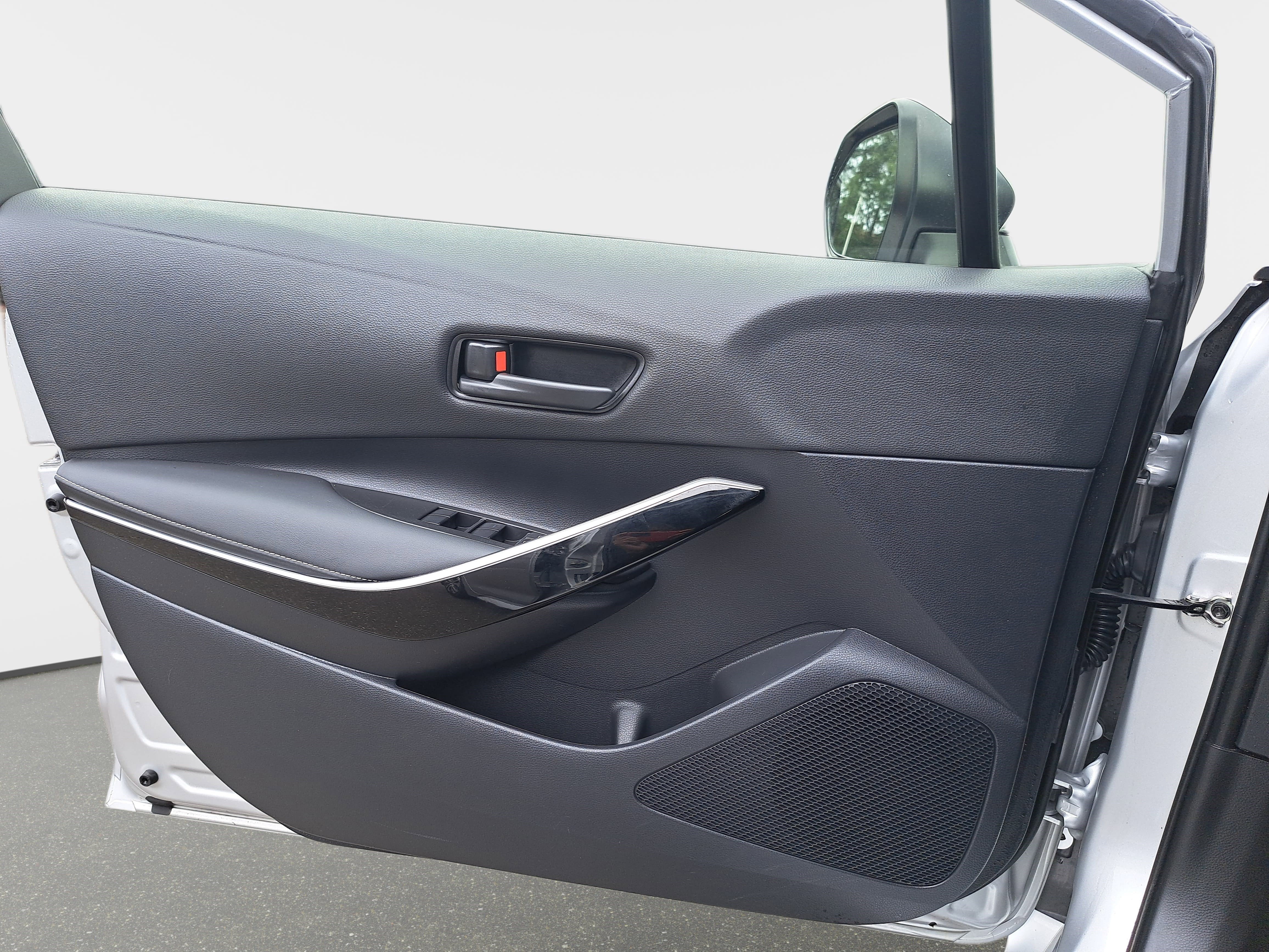 Used 2022 Toyota Corolla LE w/ Premium Interior Package FWD image 25