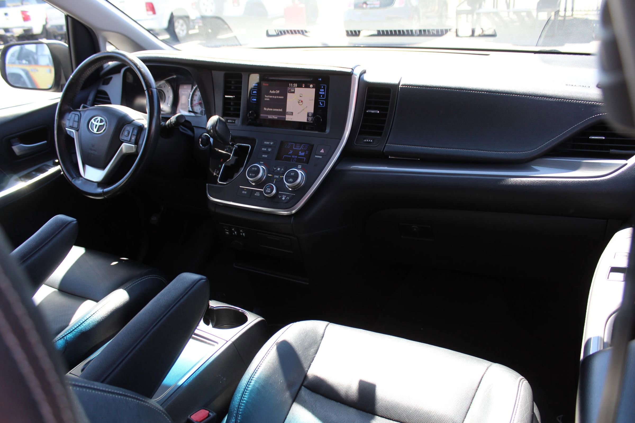 Used 2017 Toyota Sienna SE w/ SE Preferred Package FWD image 16