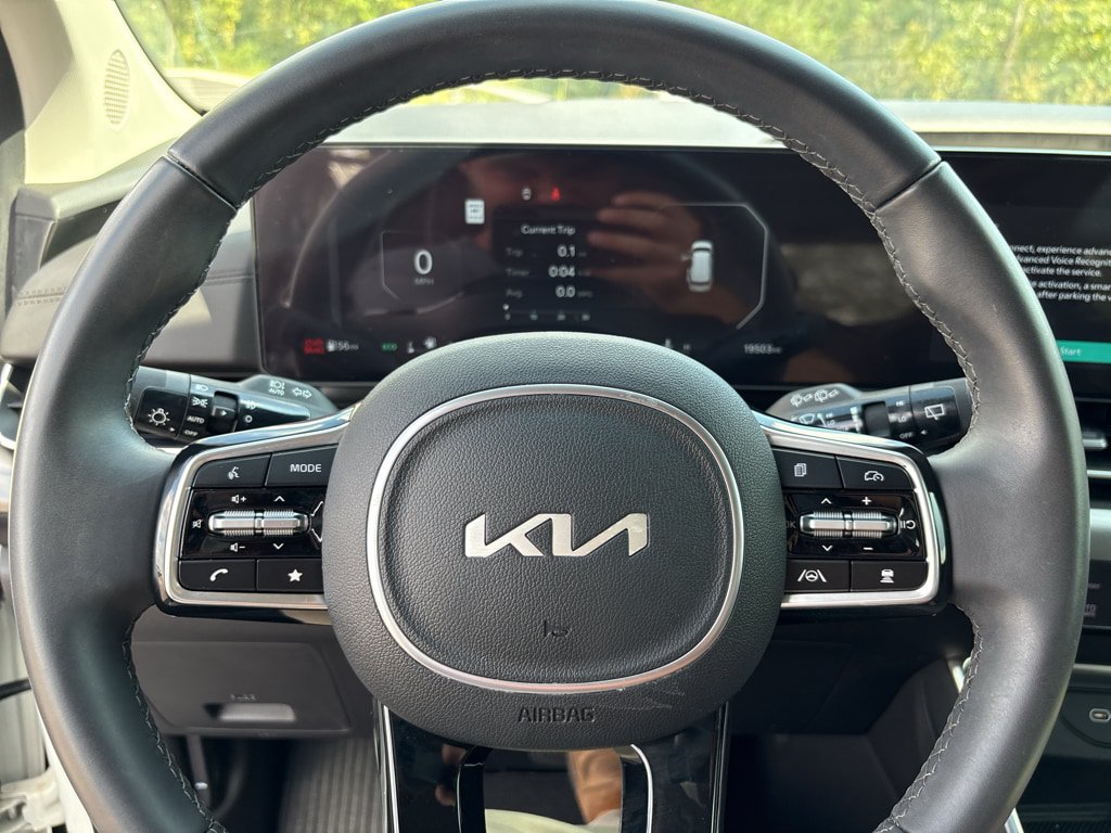 Used 2025 Kia Carnival SX w/ SX Dark Edition Package FWD image 20