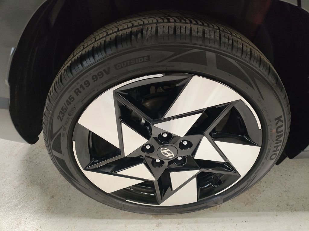 Used 2024 Hyundai Kona Limited image 3