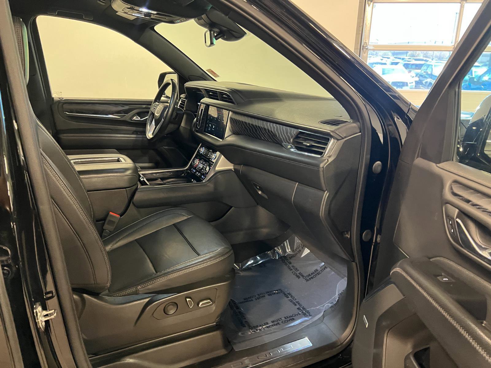 Used 2023 GMC Yukon XL Denali AWD/4WD image 41