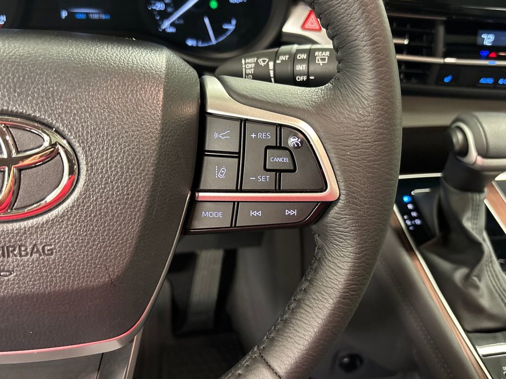 Used 2024 Toyota Sienna XLE FWD image 32