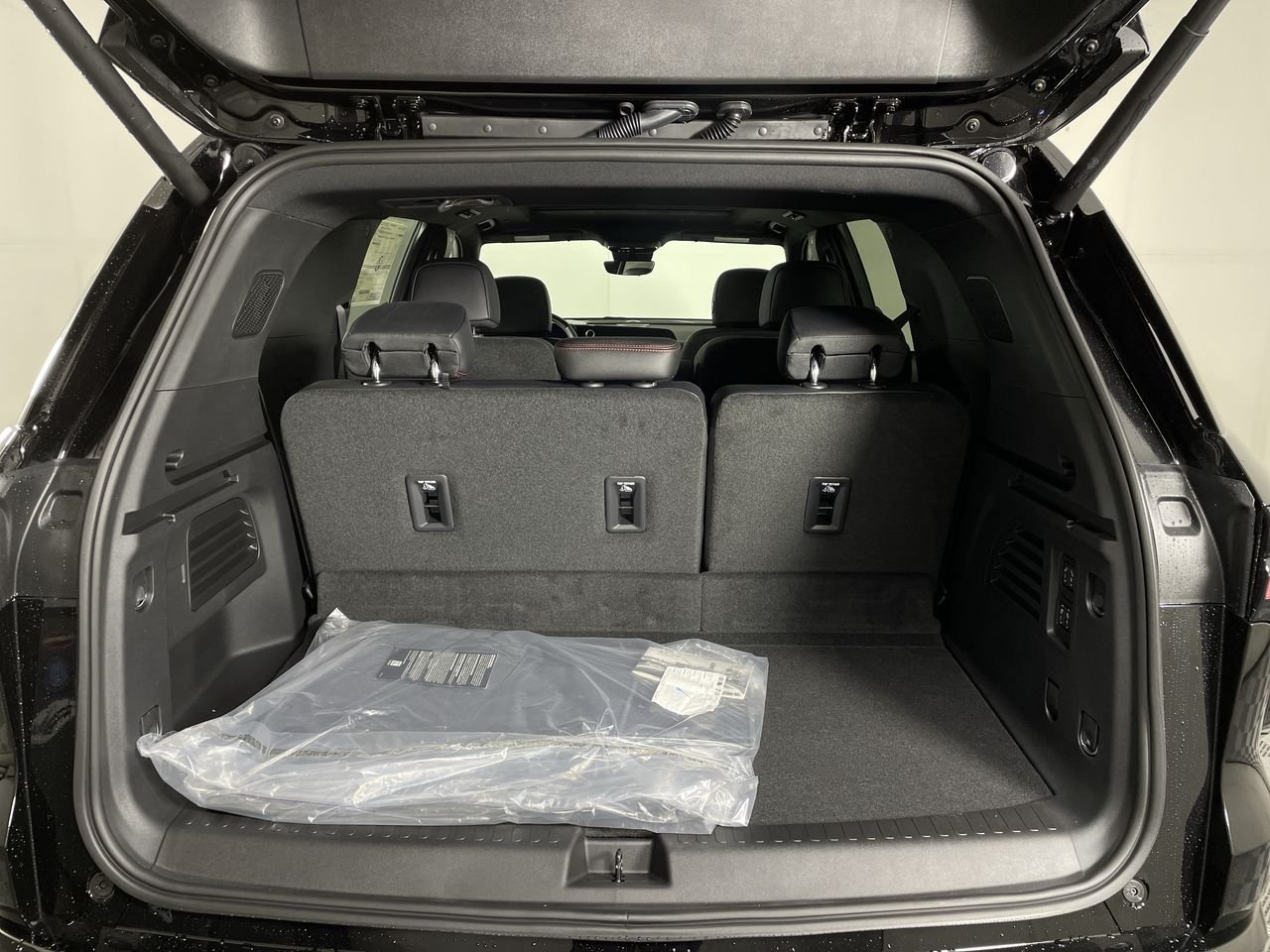 New 2026 Chevrolet Traverse RS w/ LPO, Floor Liner Package AWD/4WD image 90
