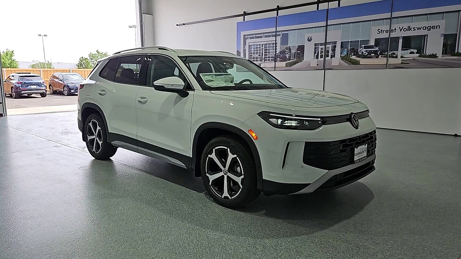 New 2026 Volkswagen Tiguan SE FWD image 2