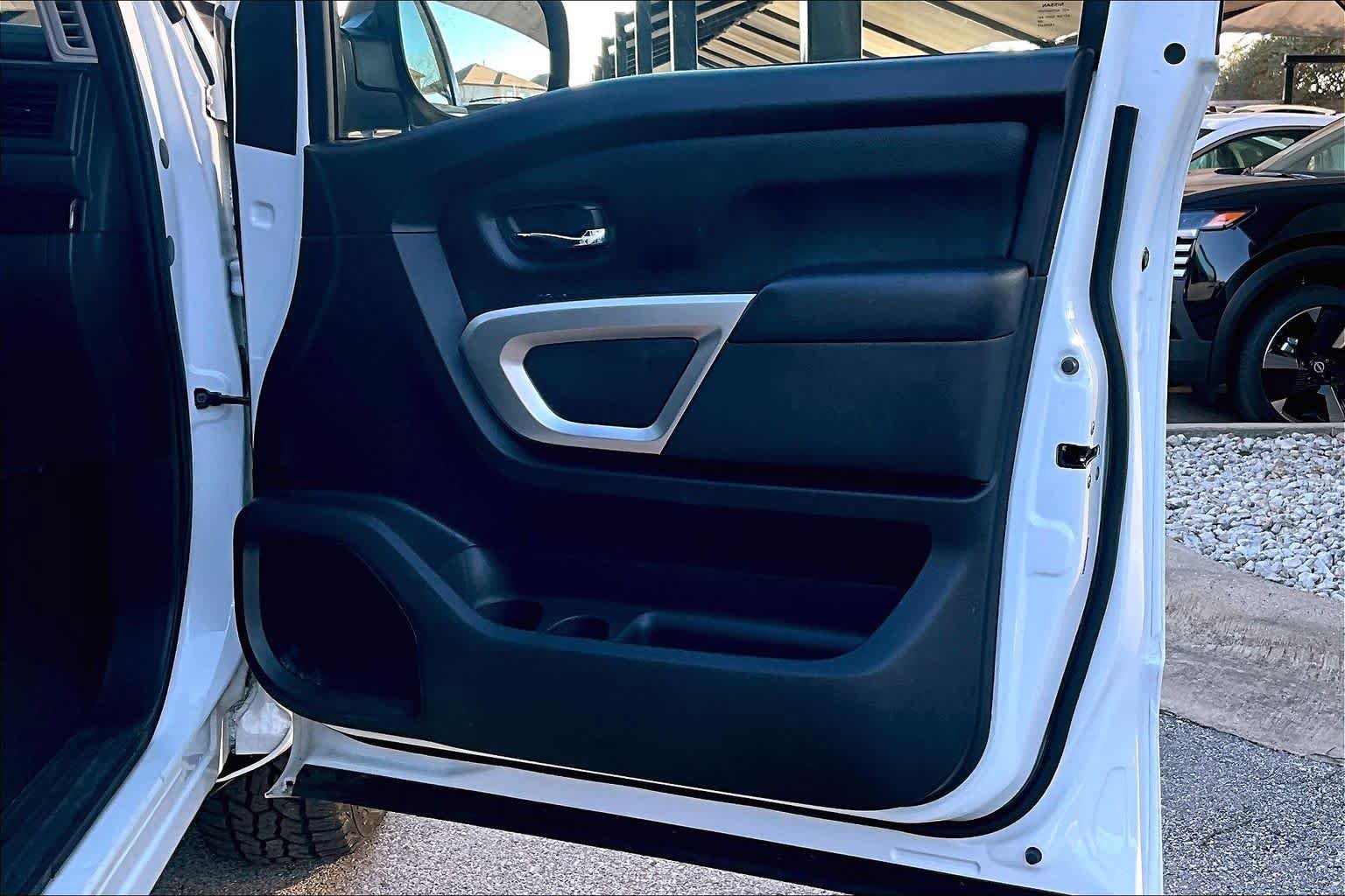 Used 2022 Nissan Titan SV image 22
