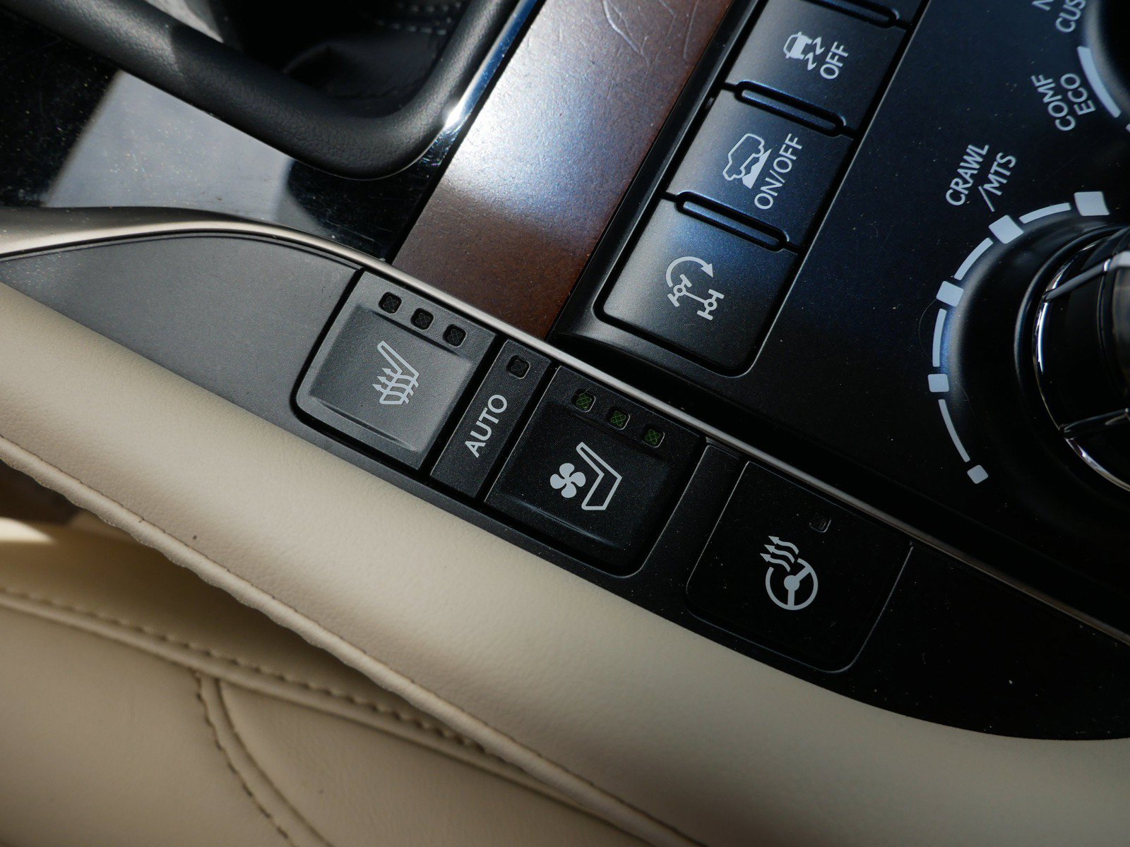 Used 2021 Lexus LX 570 4WD w/ Luxury Package image 28