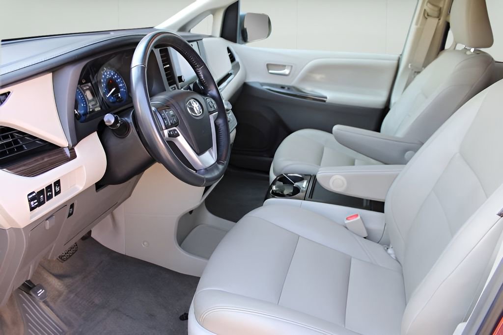 Used 2017 Toyota Sienna XLE w/ XLE Navigation Package FWD image 7