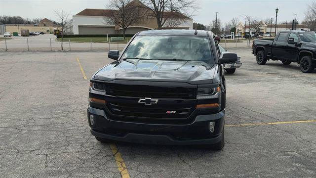 Used 2018 Chevrolet Silverado 1500 LT w/ Midnight Edition AWD/4WD image 3