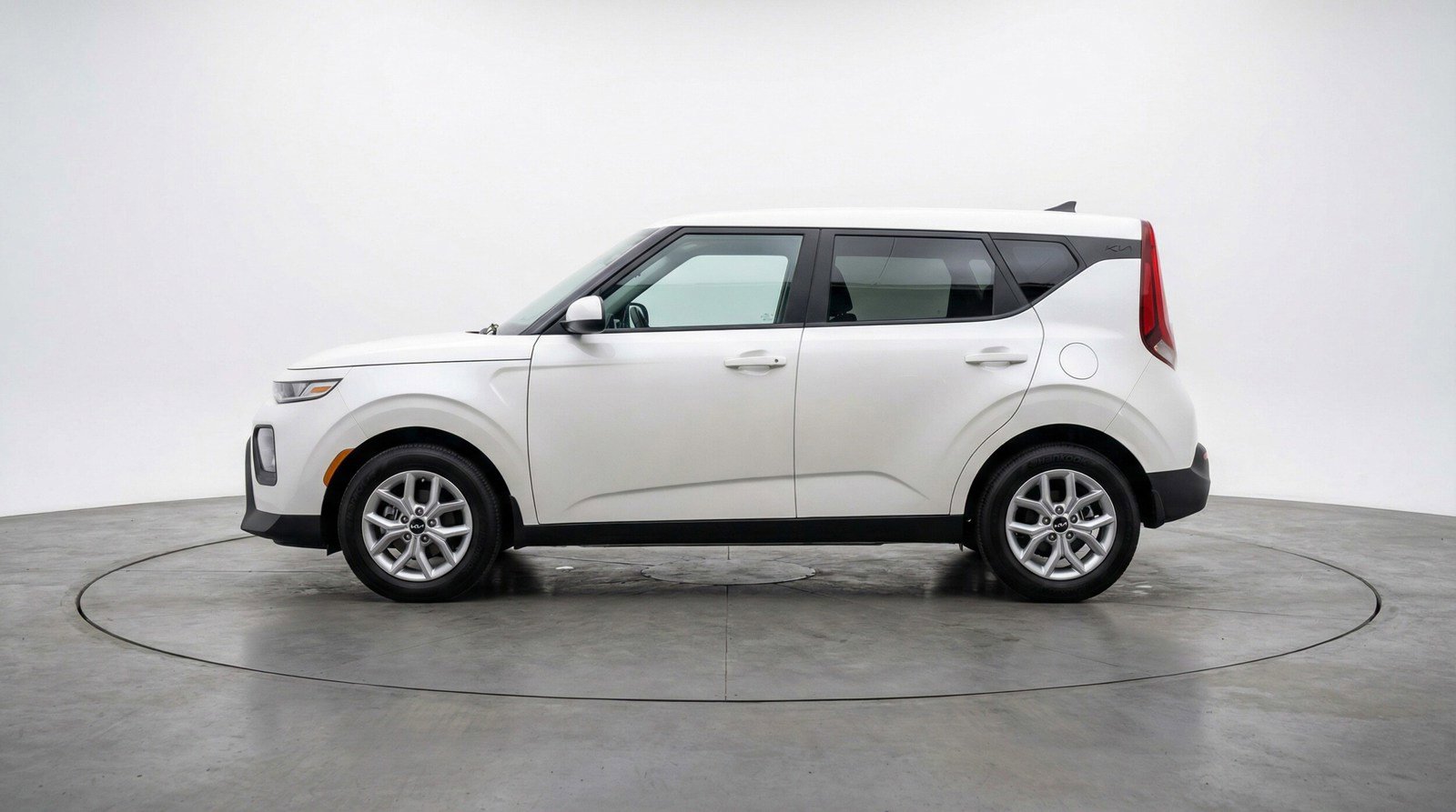 Used 2025 Kia Soul LX w/ LX Technology Package FWD image 4