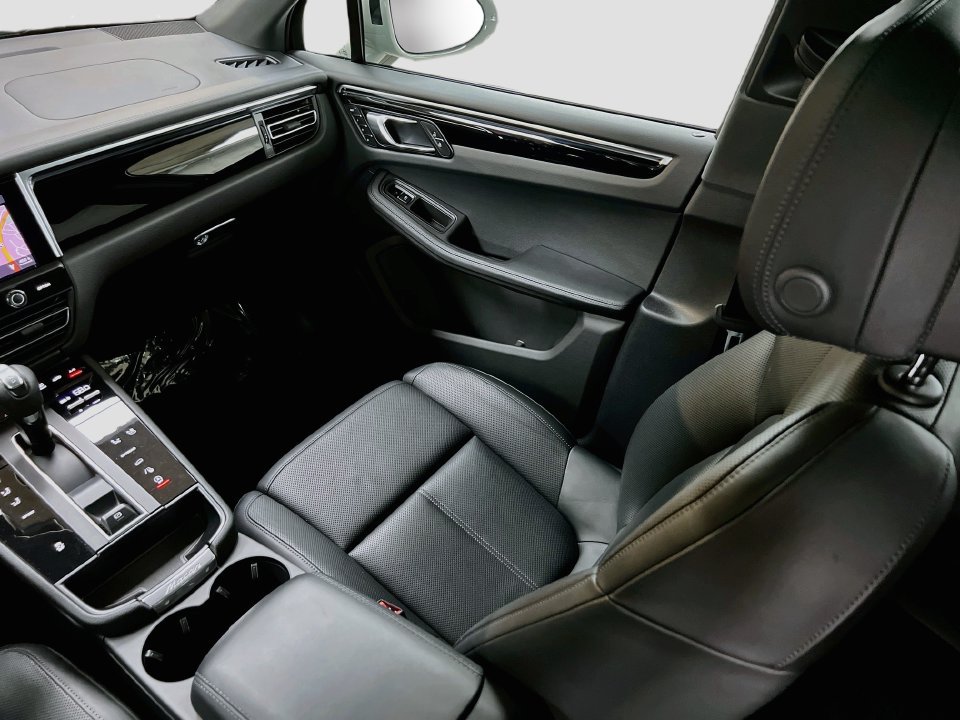 Certified 2024 Porsche Macan AWD/4WD image 25