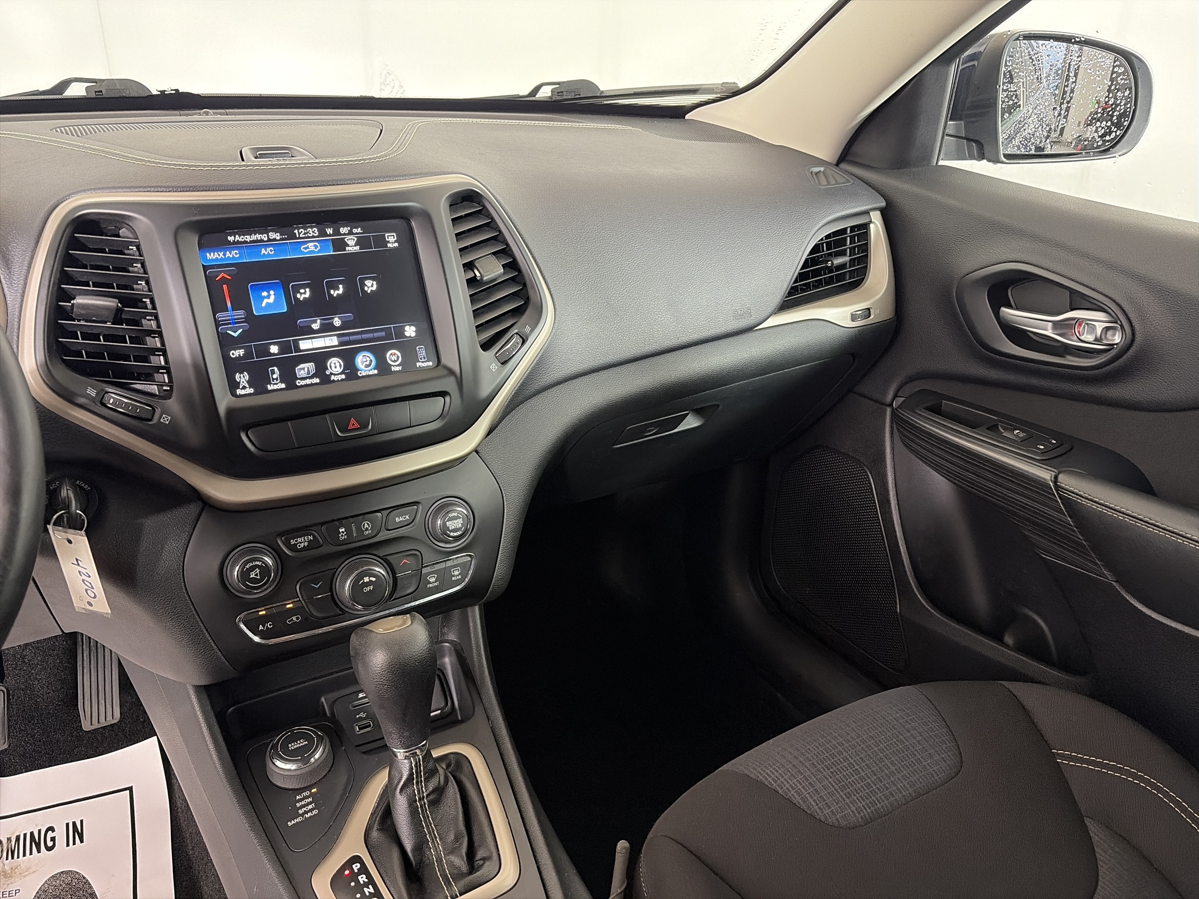 Used 2015 Jeep Cherokee Latitude w/ Cold Weather Group AWD/4WD image 4
