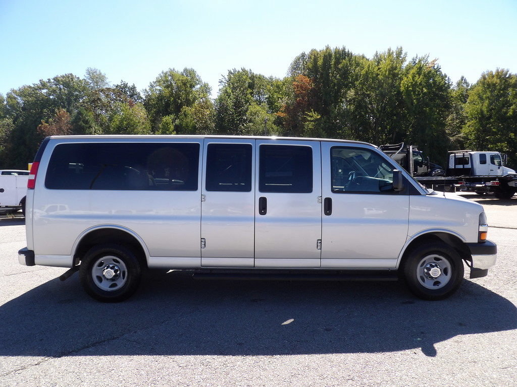 Used 2017 Chevrolet Express 3500 LT w/ LT Preferred Equipment Group RWD image 8