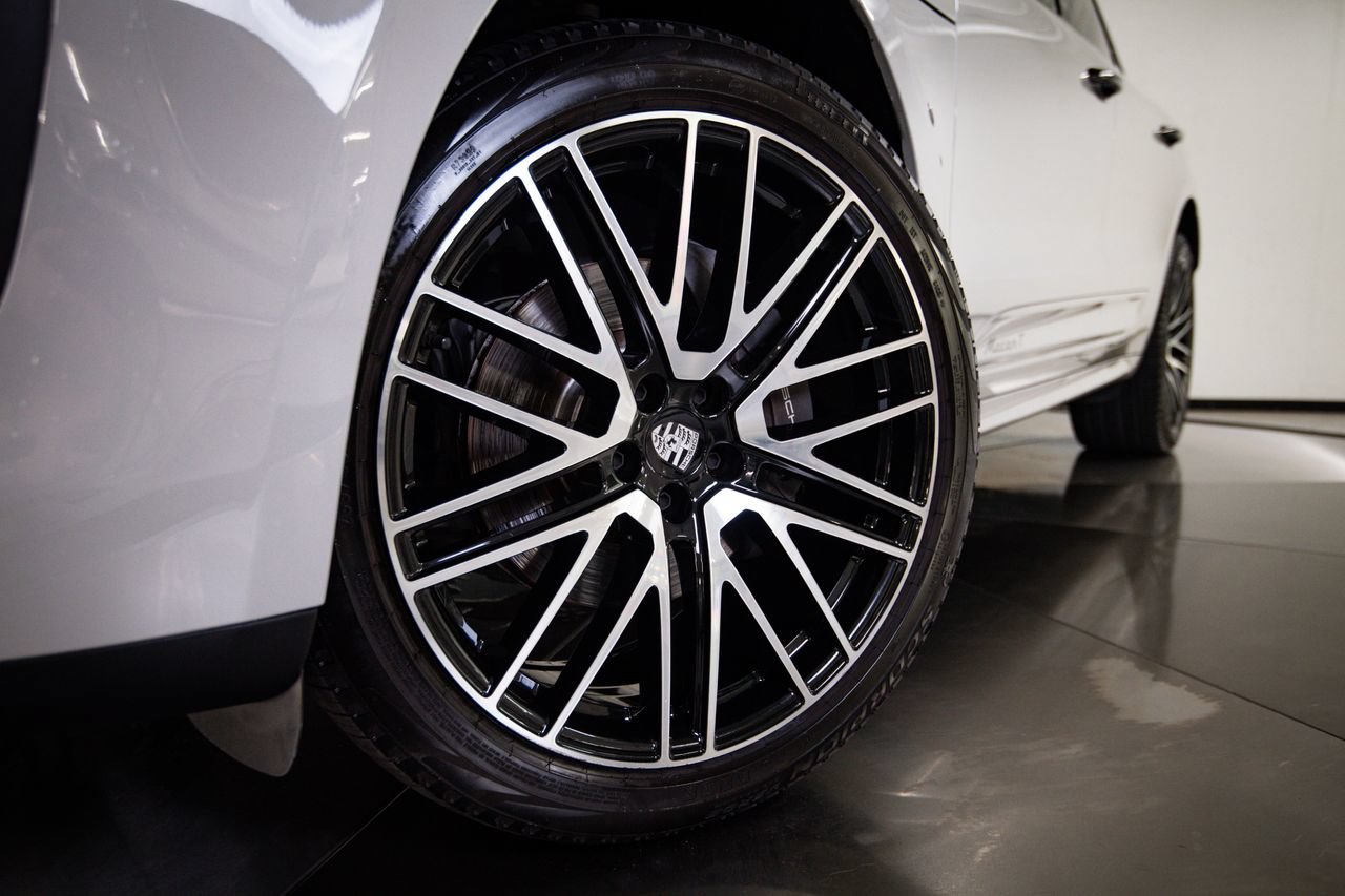 Certified 2023 Porsche Macan Turbo AWD/4WD image 12