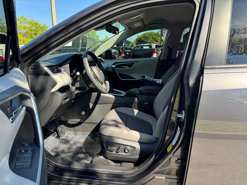 Used 2025 Toyota RAV4 XLE AWD/4WD image 9