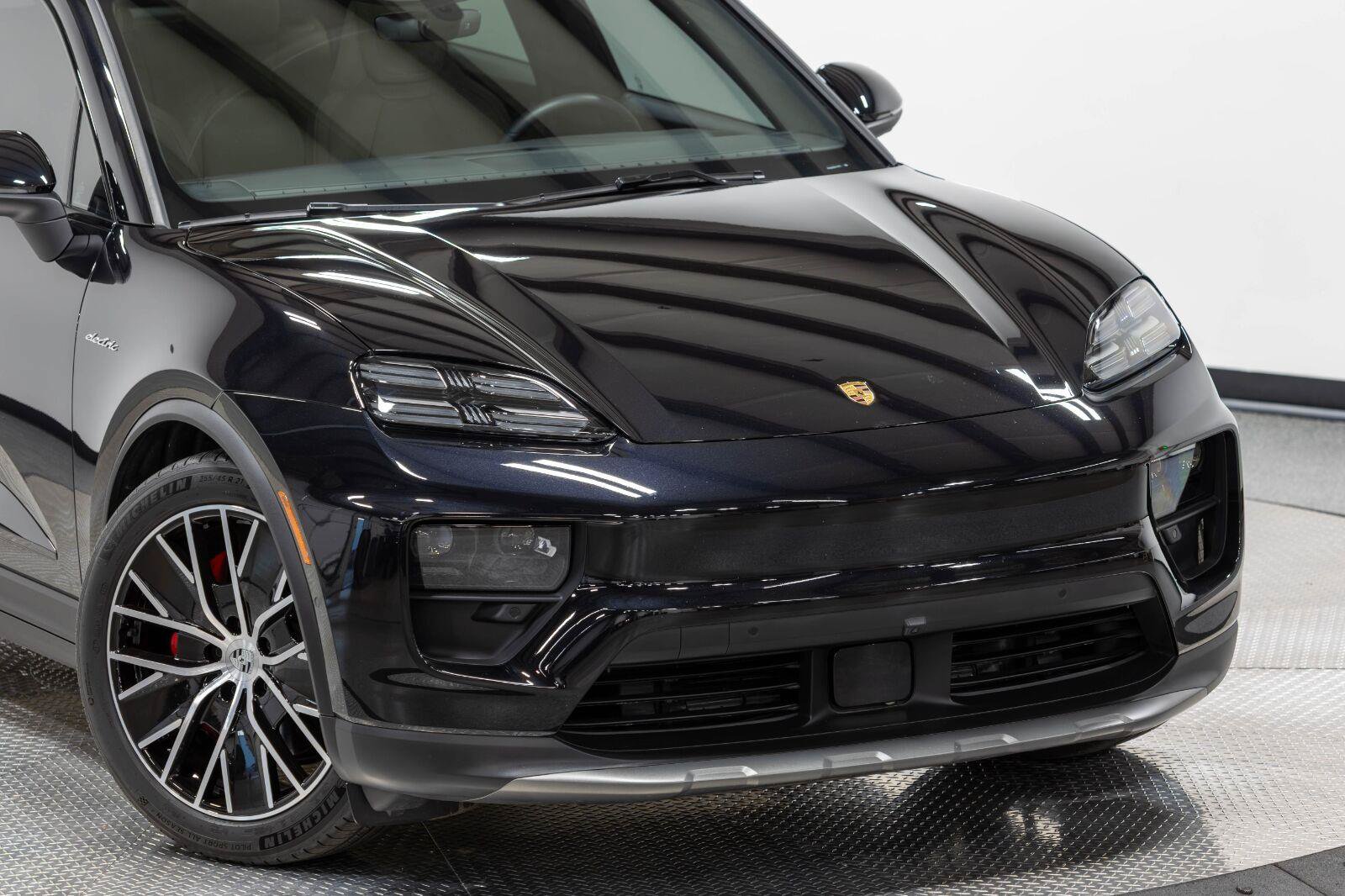 Used 2025 Porsche Macan 4S Electric AWD/4WD image 34