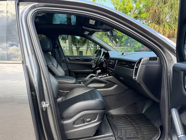 Used 2022 Porsche Cayenne AWD/4WD image 16