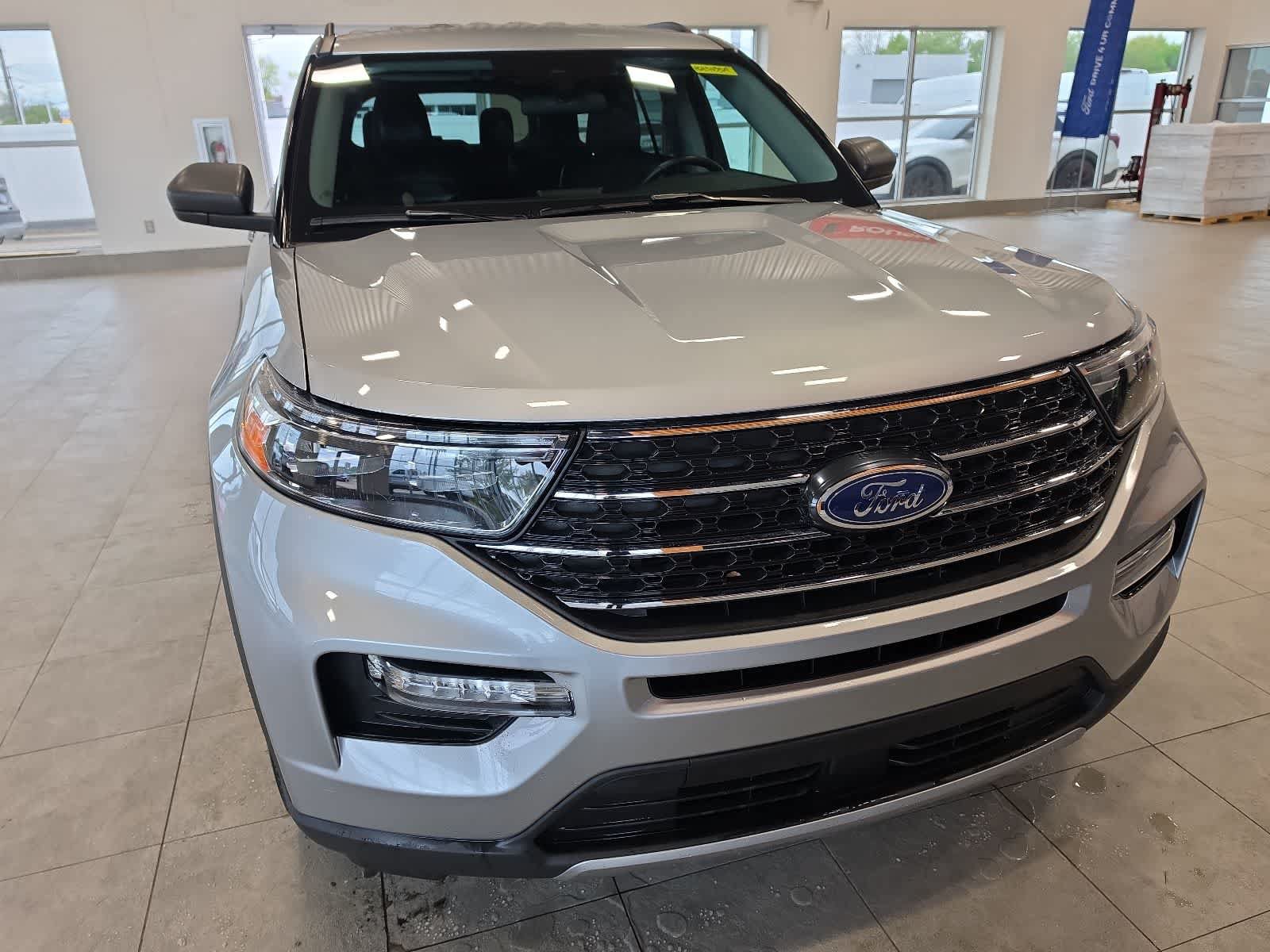 Used 2023 Ford Explorer XLT w/ Equipment Group 202A AWD/4WD image 4