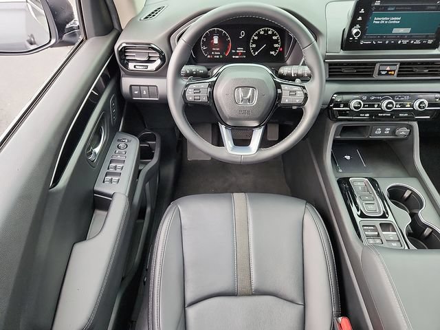 Used 2025 Honda Pilot Touring image 12