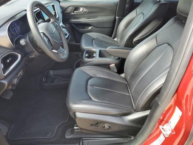 Used 2025 Chrysler Pacifica Select image 5