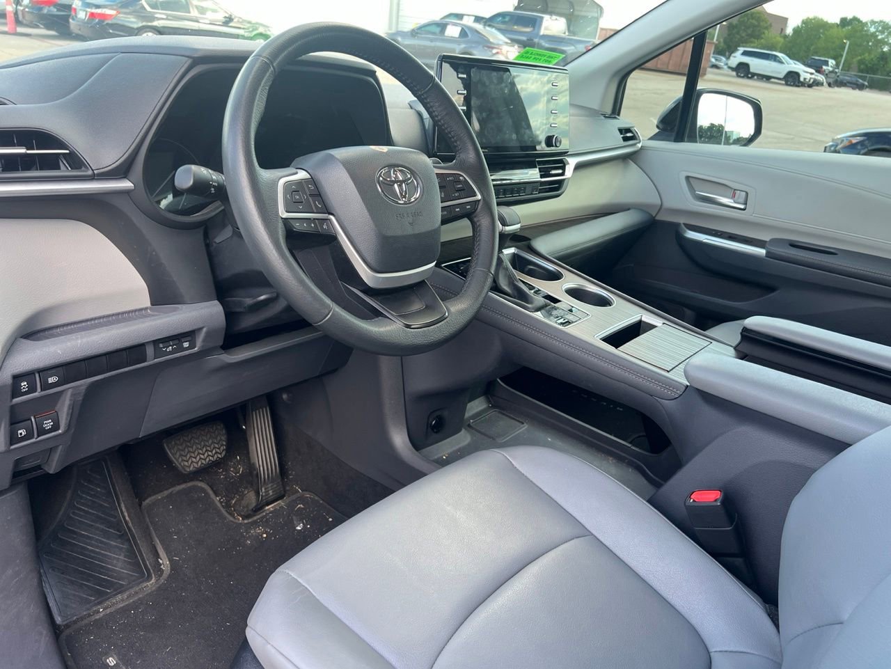 Used 2024 Toyota Sienna XLE FWD image 8