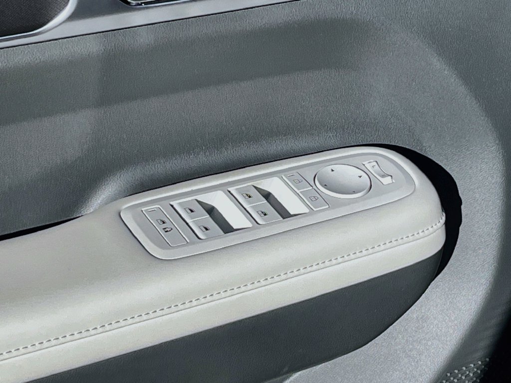 Used 2025 Hyundai Santa Fe SEL FWD image 17
