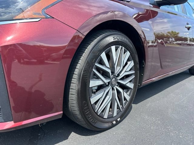 Used 2025 Nissan Altima 2.5 SV FWD image 12