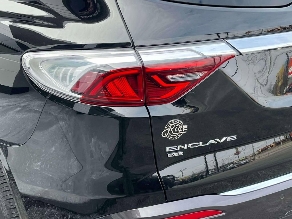 Used 2023 Buick Enclave Essence image 10