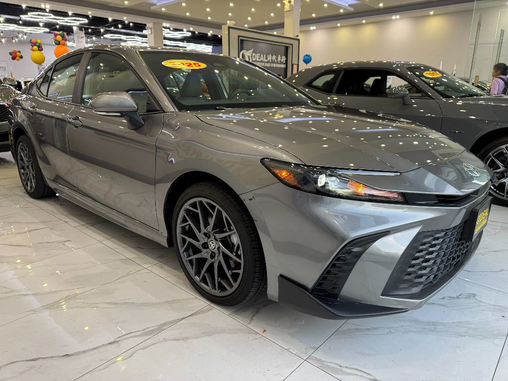 Used 2025 Toyota Camry SE image 3